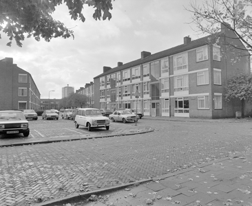 882164 Gezicht op de voorgevels van de etagewoningen in de Enthofstraat te Utrecht, met op de achtergrond de Oude ...